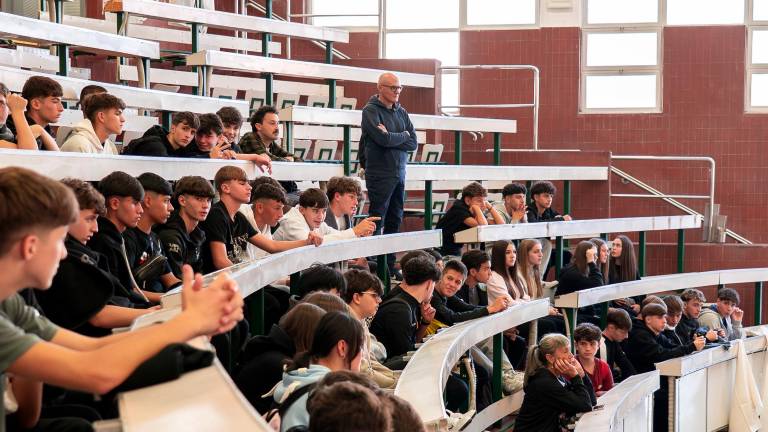 Rimini, gli studenti incontrano il mondo della pesca e puliscono la spiaggia GALLERY