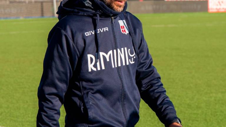 L’allenatore biancorosso Emanuele Troise appare pensieroso: è il suo primo momento difficile (Morosetti)