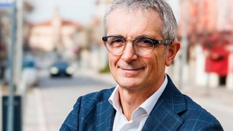 Il sindaco mentre separa alcuni protagonisti della rissa