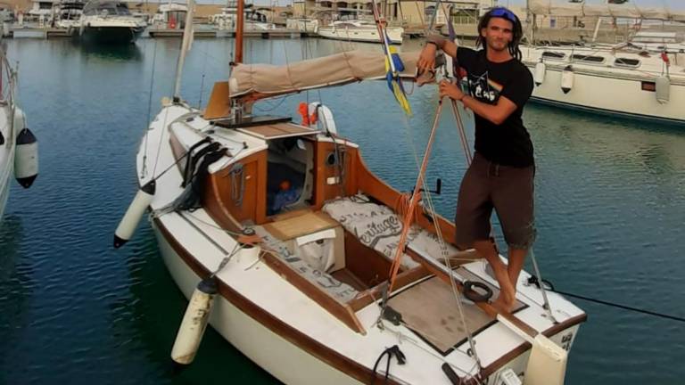 Nicolò Todoli con la barca durante il viaggio alle Tremiti nell’ottobre scorso