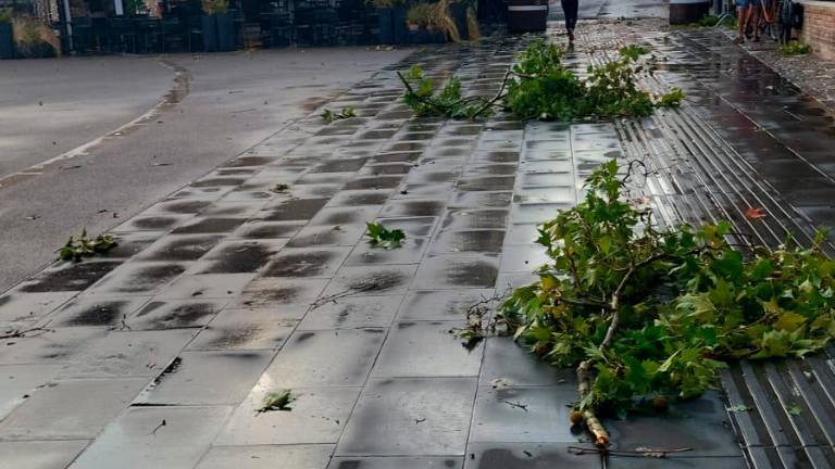 Rimini, forte vento e grandine anche in spiaggia VIDEOGALLERY