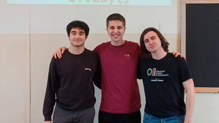 Il vincitore della gara Nicolò Casavecchia (al centro) con gli ex studenti Elia Soldati e Simone Mazzacano