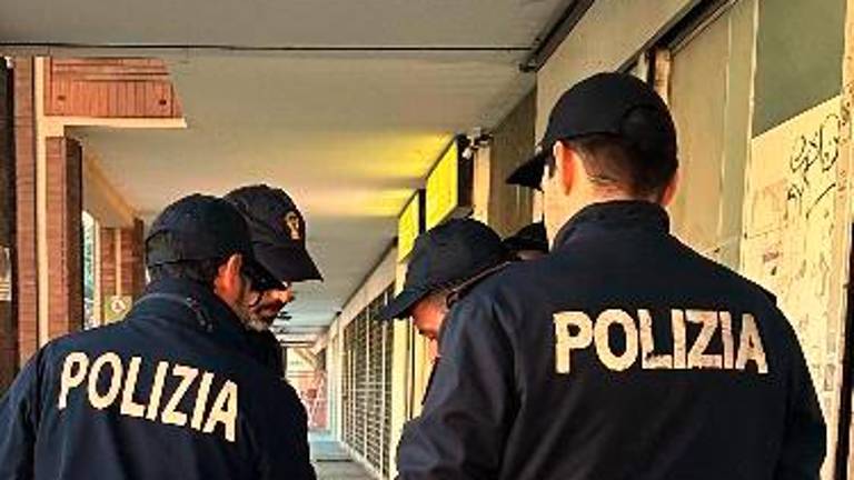Ravenna, evade dagli arresti domiciliari e danneggia un’edicola: arrestato cittadino russo
