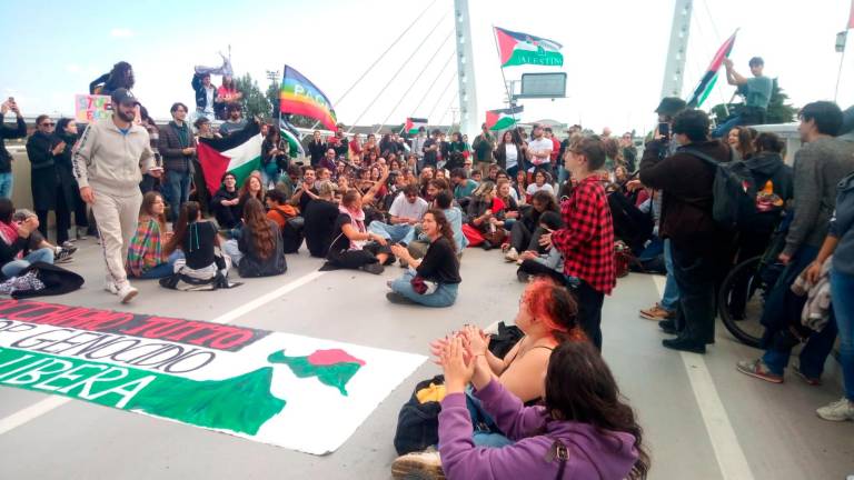 Ravenna, un centinaio di manifestanti blocca il traffico sul ponte mobile VIDEO GALLERY