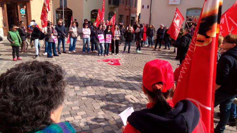 Ravenna, “no al patriarcato sul lavoro”: il flash mob in piazza VIDEO