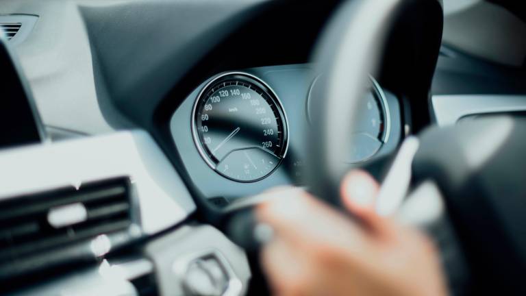 Cesenatico, aprì la portiera dell’auto colpendo un ciclista, poi morto dopo la caduta: donna 53enne patteggia 8 mesi