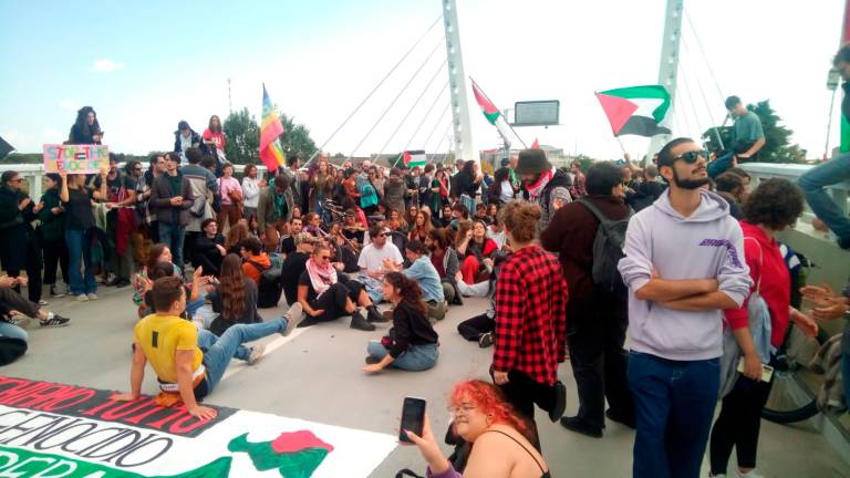 Ravenna, un centinaio di manifestanti blocca il traffico sul ponte mobile VIDEO GALLERY