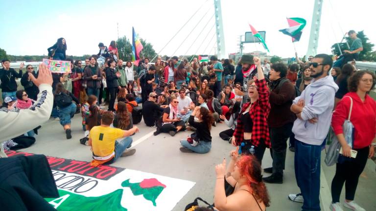 Ravenna, un centinaio di manifestanti blocca il traffico sul ponte mobile VIDEO GALLERY
