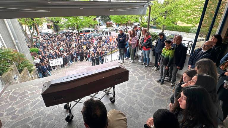 Cesena, folla commossa per il funerale di Mathias Tonti. Il padre: «Era il mio piccolo Ayrton Senna» - VIDEO