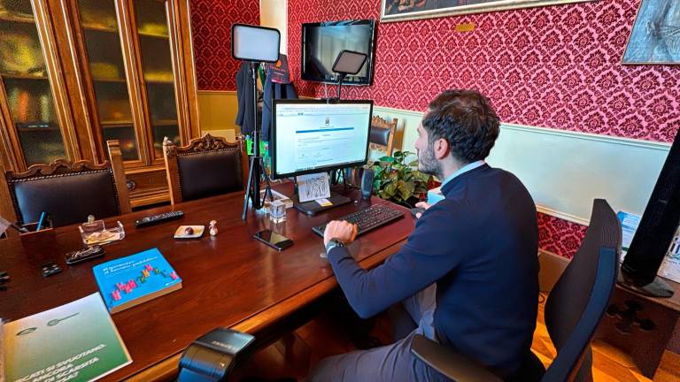 Il sindaco Lattuca vota dal sito del Comune (Zanotti)