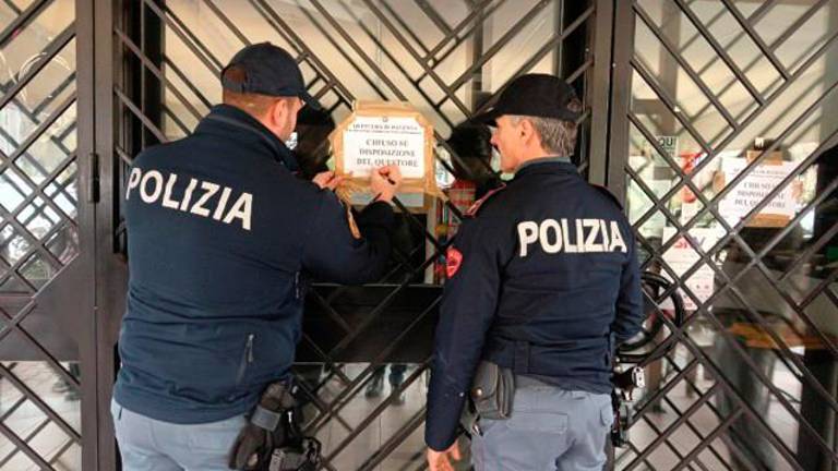 I sigilli posti dalla polizia in uno dei bar oggetto di sospensione della licenza