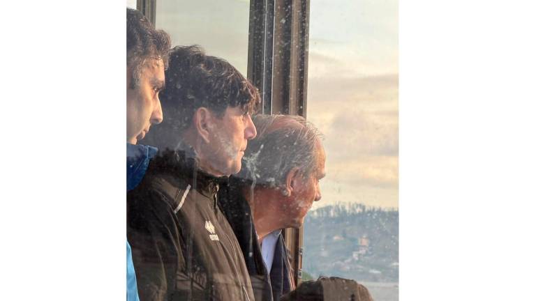 Michele Mignani in tribuna dopo l’espulsione: il tecnico era a ridosso della tribuna con il collaboratore tecnico Emanuele Insalata e il diesse Filippo Fusco