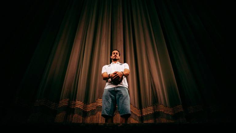 Michele Castagnetti davanti al sipario del teatro Alessandro Bonci di Cesena: il tecnico Mignani è pronto a metterlo al centro del progetto (foto Cesena Fc)