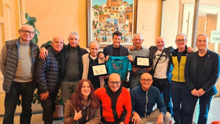 Santarcangelo. Il sindaco incontra il ciclista Bronzetti che ha attraversato gli Stati Uniti su due ruote