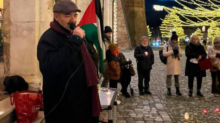 Cesena, cuore di luci in piazza per la Palestina, in cerca di pace sulle note di “Imagine”