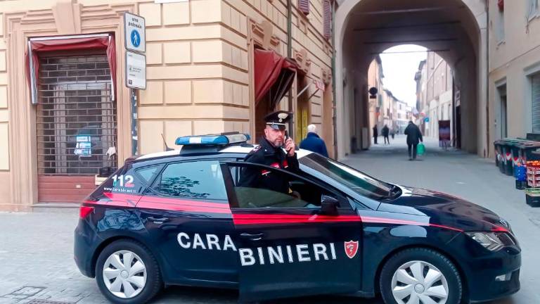 Imola, ruba in profumeria e aggredisce i Carabinieri: 23enne arrestato