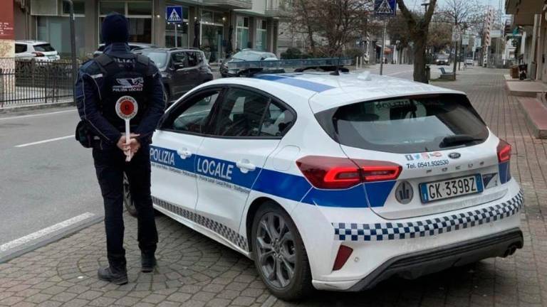 Gatteo, frena bruscamente davanti alla Polizia Locale e dice: “Ho dimenticato la patente a casa”, ma la signora non l’ha mai avuta