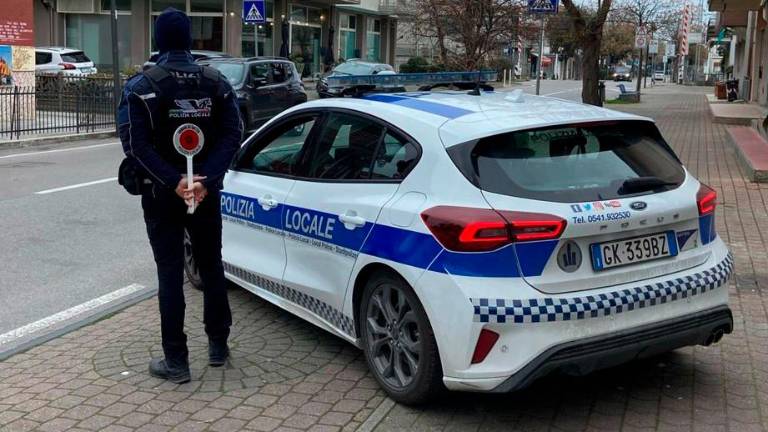 In giro per Gatteo senza mai avere avuto la patente, prima prova la fuga, poi viene beccato dalla Polizia Locale