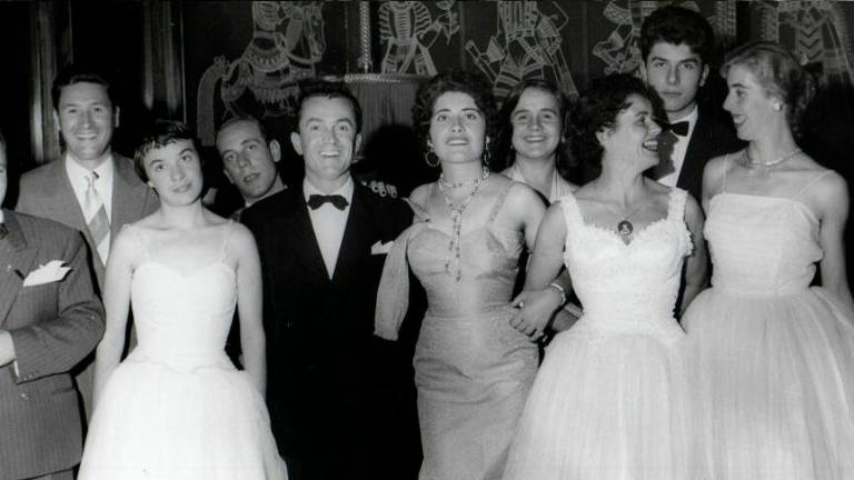 Il Maestro Braconi (primo a sinistra) al Padiglione con i cantanti di Voci Nuove 1957