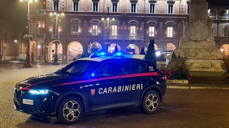Forlì, gli trovano bastoni da difesa e taser durante un controllo stradale: denuncia e sequestro
