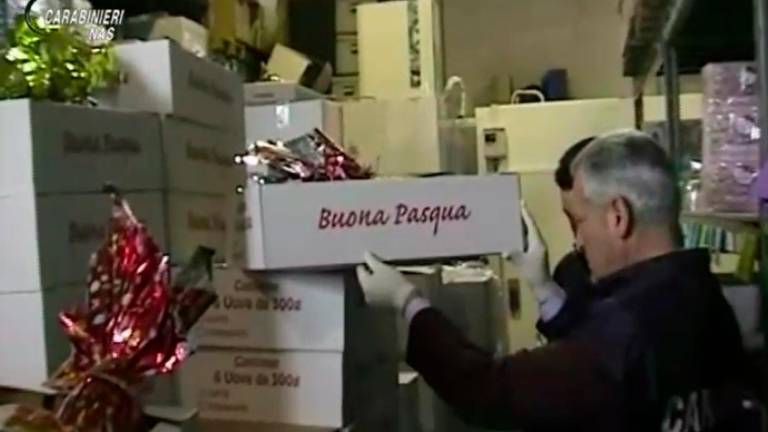 Pasqua e dolci: controlli Nas a Ravenna e Rimini, sequestrati tonnellate di frutta secca scaduta e perfino panettoni e pandori rimasti da Natale VIDEO
