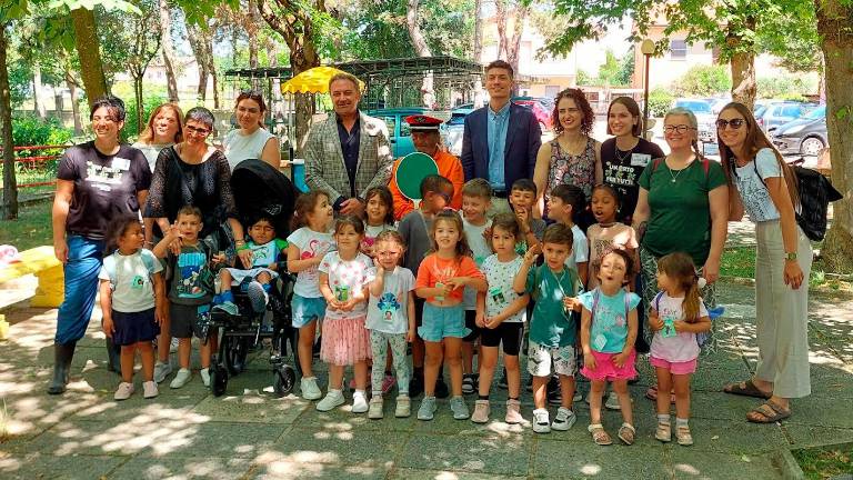 Foto di gruppo per alcuni bambini in visita al Villaggio del Fanciullo
