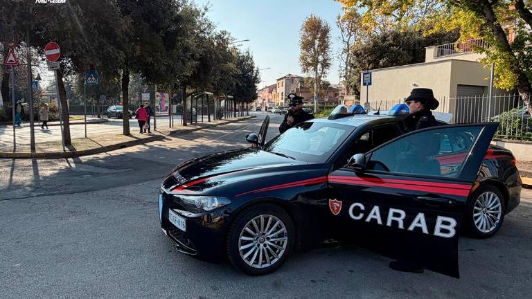 Meldola, gira con 22 dosi di cocaina e minaccia col coltello una donna per rapinarla: 25enne arrestato