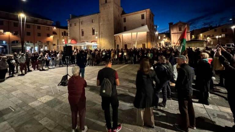 Cesena, in 300 in piazza per non accontentarsi di «una falsa pace»: tanti giovani e venti interventi