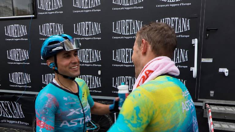 Matteo Malucelli si congratula con il compagno di squadra Davide Ballerini