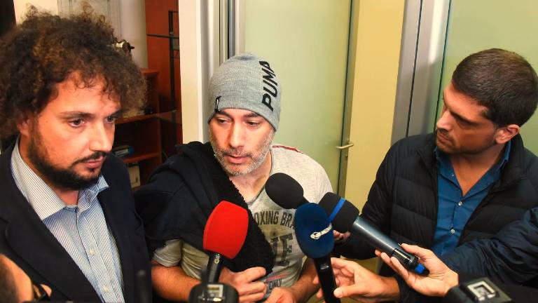 A sinistra Manuela Bianchi in tribunale con i suoi legali