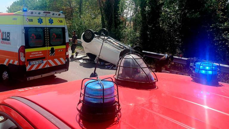 Bellaria, si ribalta l’auto e finisce nella carreggiata opposta, grave una donna