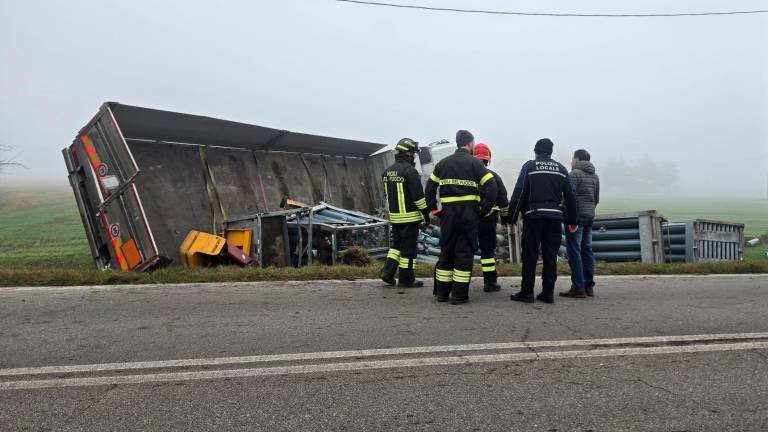 Il camion ribaltato carico di 200 bombole di ossigeno e anidride carbonica