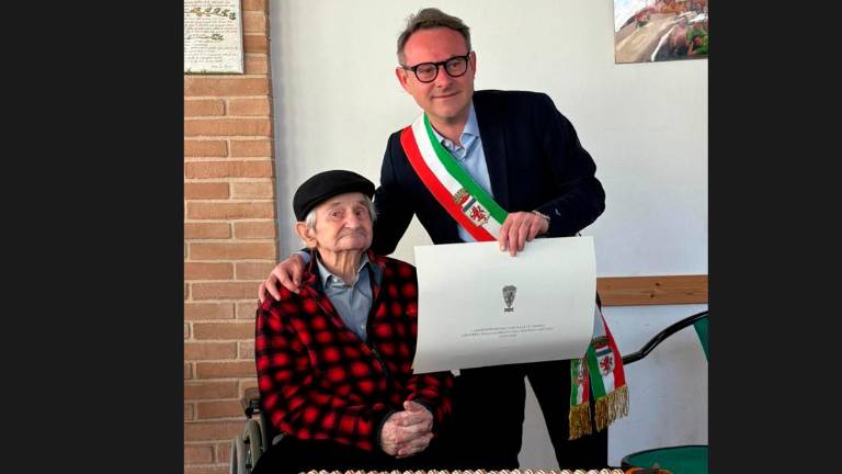 Tonino Bighini festeggiato dal sindaco di Faenza Massimo Isola