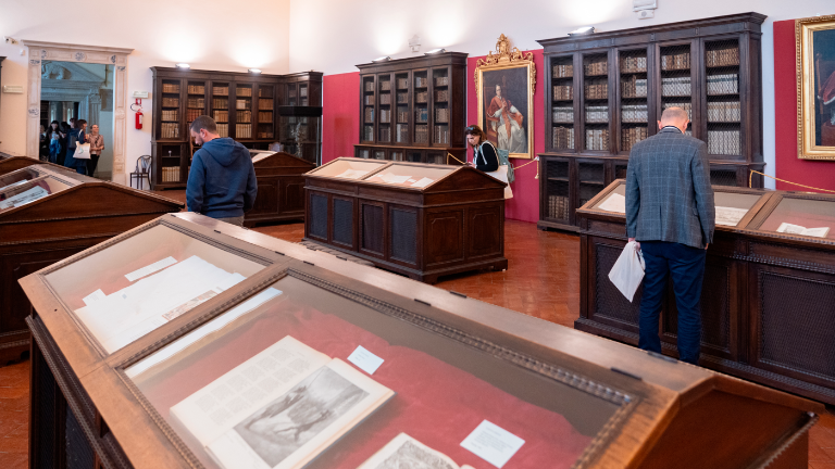 La Biblioteca Piana, dove furono strappate 13 carte miniate da un codice