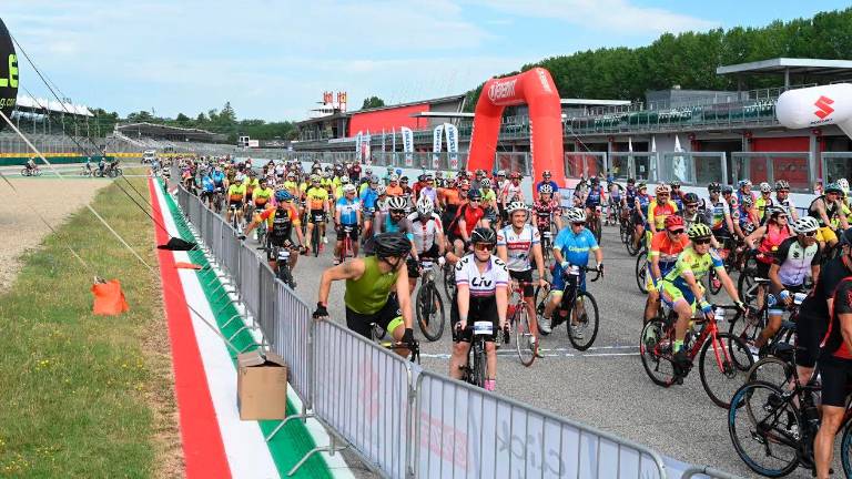 Una manifestazione in bicicletta nell’autodromo di Imola