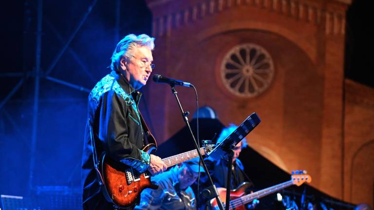“Cara Forlì” riempie piazza Saffi. Il rock’n’roll di Bobby Solo si unisce al liscio romagnolo FOTOGALLERY