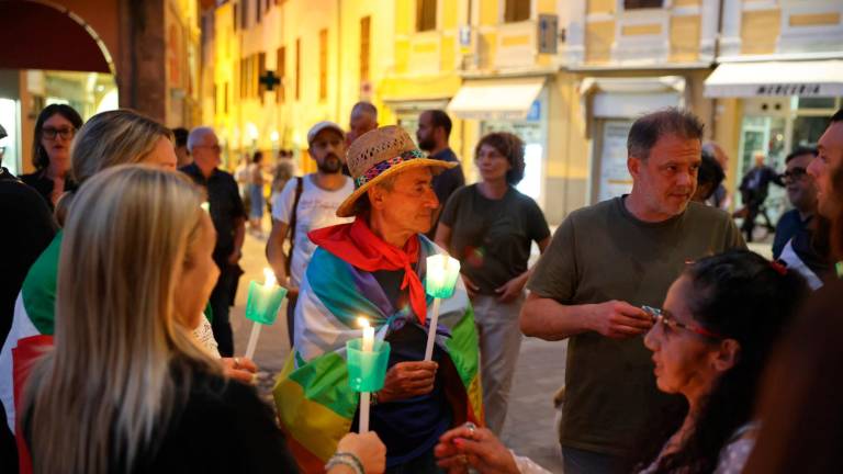 Cesena, «sanzioni a Israele per fermare il genocidio»: in 300 in piazza a lume di candela