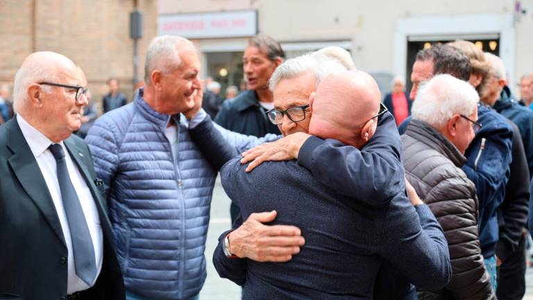 L’ultimo saluto a Edo Lelli, picchetto d’onore del Cesena Fc in Duomo: “Ora starà facendo festa per la sua squadra” - Gallery