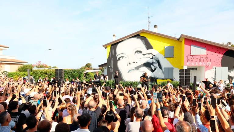 A Faenza Laura Pausini incanta 2mila fan. Il karaoke con le amiche. E a Solarolo inaugura il museo VIDEO GALLERY