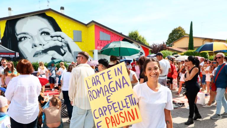 A Faenza Laura Pausini incanta 2mila fan. Il karaoke con le amiche. E a Solarolo inaugura il museo VIDEO GALLERY