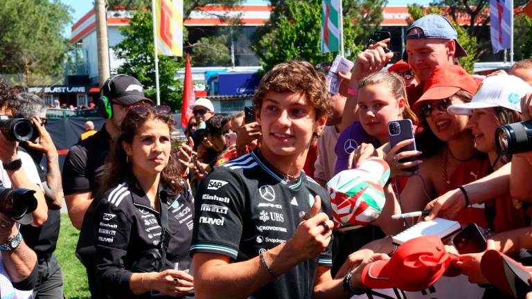 Kimi Antonelli nella Fanzone d del Gran premio di F1 di Imola un anno fa (foto mmph)