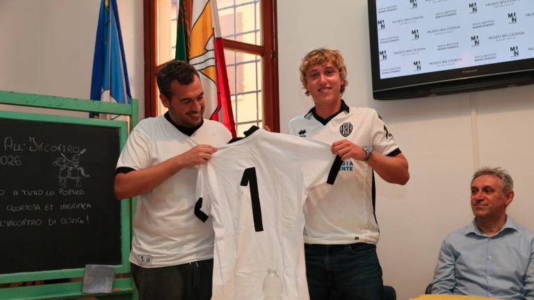 Christopher Veglia riceve da Andrea Bertozzi la maglia numero 1 in memoria del padre Davide (foto Gianmaria Zanotti)