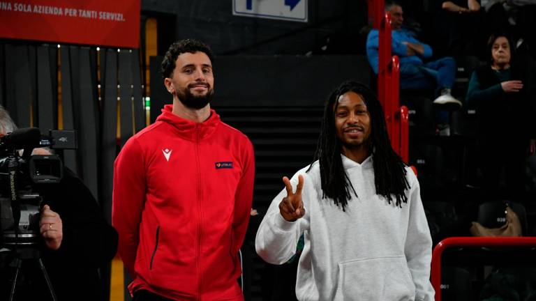 Rapahel Gaspardo e Demonte Harper mercoledì al PalaGalassi (foto Blaco)