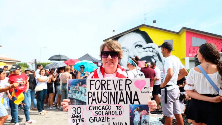 La folla per l’inaugurazione del Museo dedicato a Laura Pausini a Solarolo (foto Mmph)