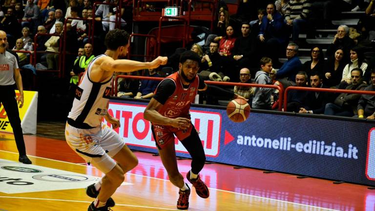 Mark Ogden in azione contro Raphael Gaspardo nel vittorioso derby di domenica in casa dell’Unieuro Forlì