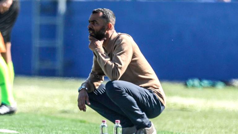 Un pensieroso Ashley Cole osserva la partita di Carrara (Rega)