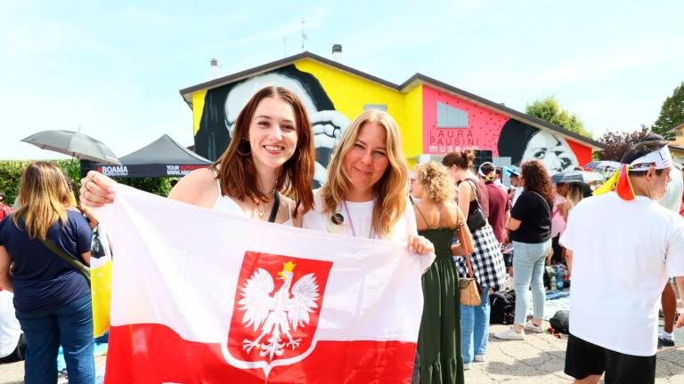 A Faenza Laura Pausini incanta 2mila fan. Il karaoke con le amiche. E a Solarolo inaugura il museo VIDEO GALLERY