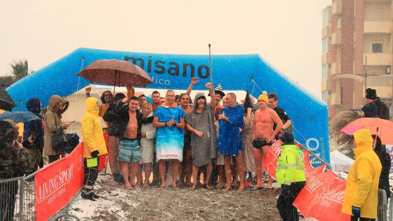 Misano. Tuffo della Befana tra neve e mare: c’è anche il sindaco