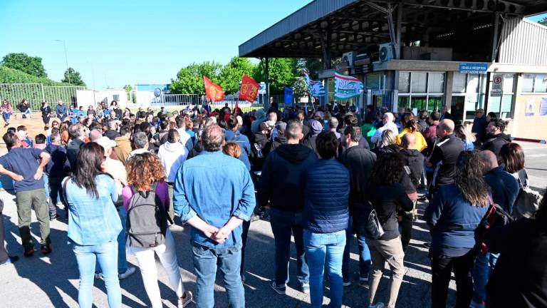 Forlì, tavolo dal ministro Urso sulla vertenza Electrolux. Presidio davanti all’azienda