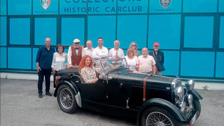 La presentazione dell’evento con la presenza di una Wolseley del 1932